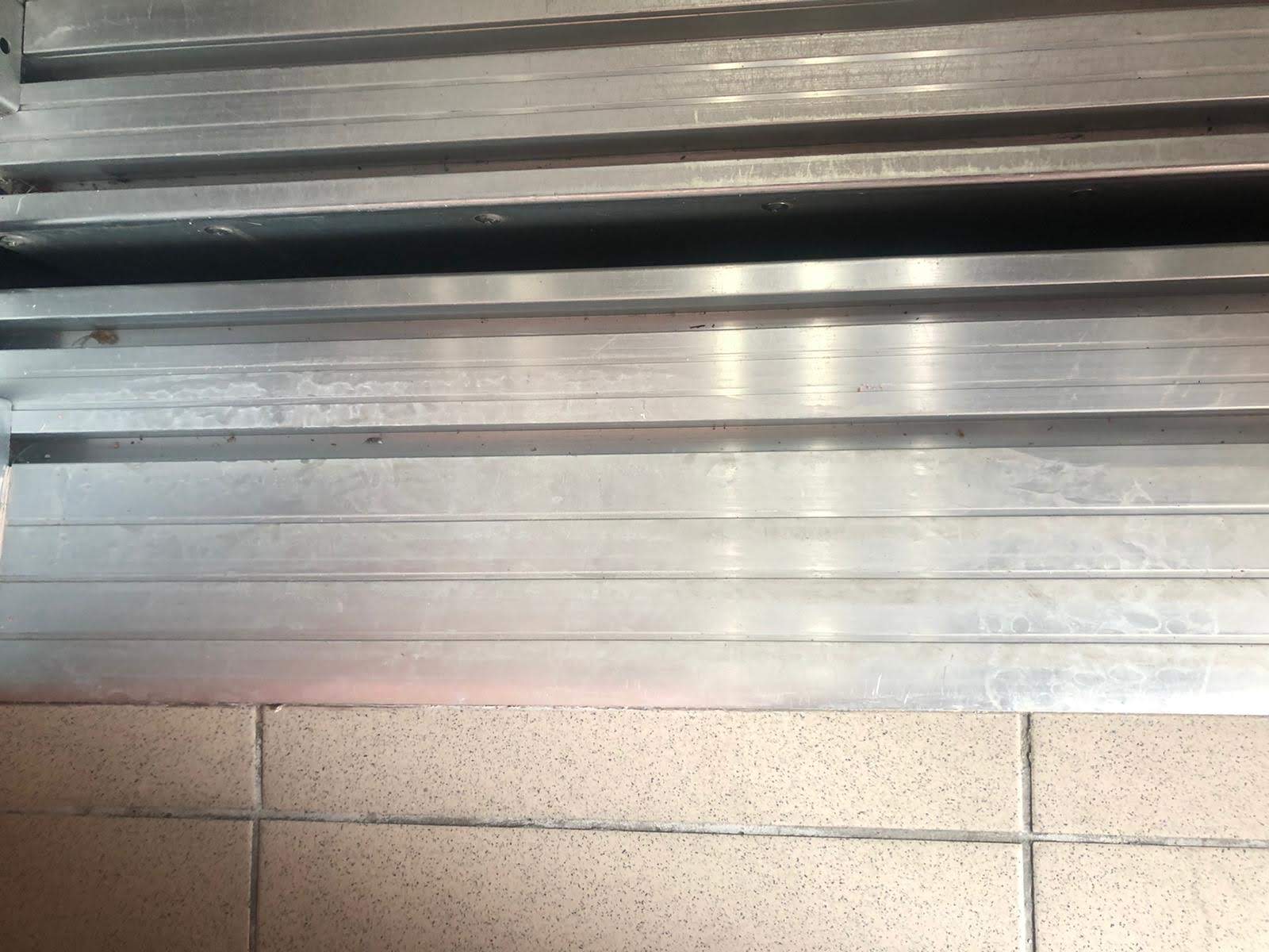 Čistá výťahová špára po pravidelnom upratovaní bytového domu