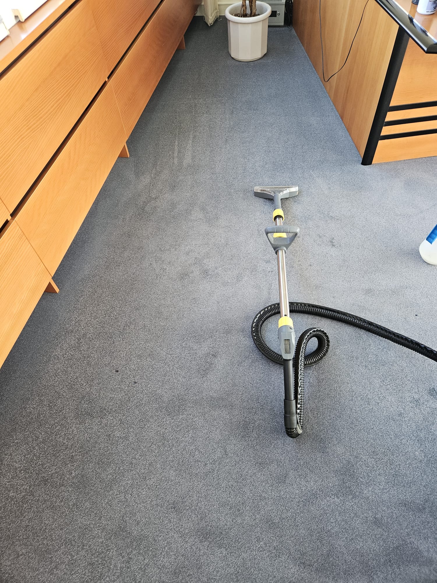 Tepovanie koberca v kancelárii