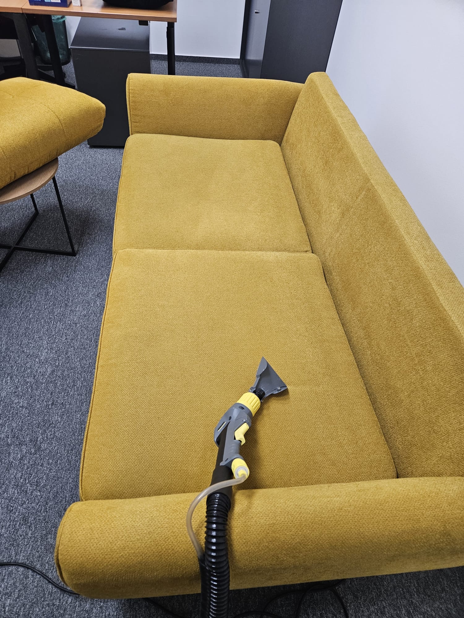 Tepovanie sedačky a čalúnenia v kancelárii